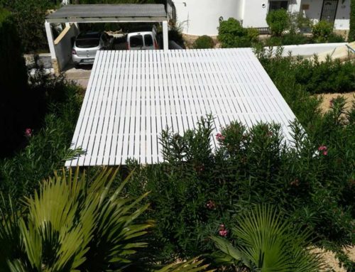 Carport con tejado de lamas pintado en blanco