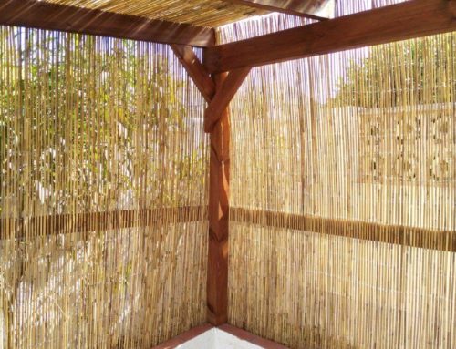 Pergola de bambu cubierta con tejado de metacrilato de ondas autoclave marron y canalon