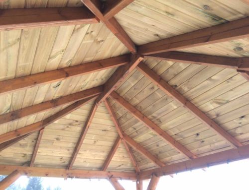 Renovacion de tejado de pergola a cuatro aguas con madera autoclave marron, bajoteja y tegola americana