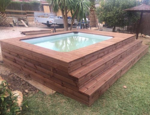 Revestimiento de piscina con madera autoclave marron