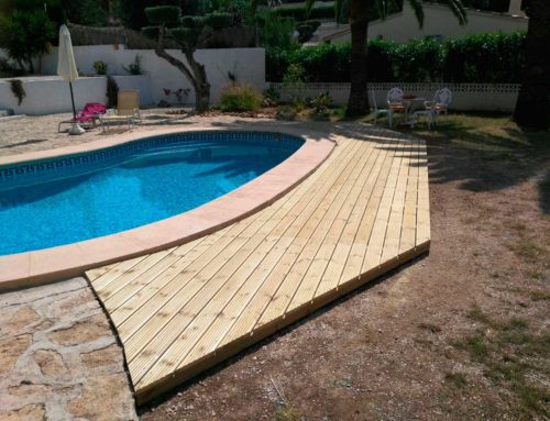Revestimiento de piscina con madera autoclave verde